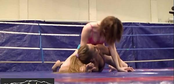  Wrestling lesbian babes enjoy oral pleasing